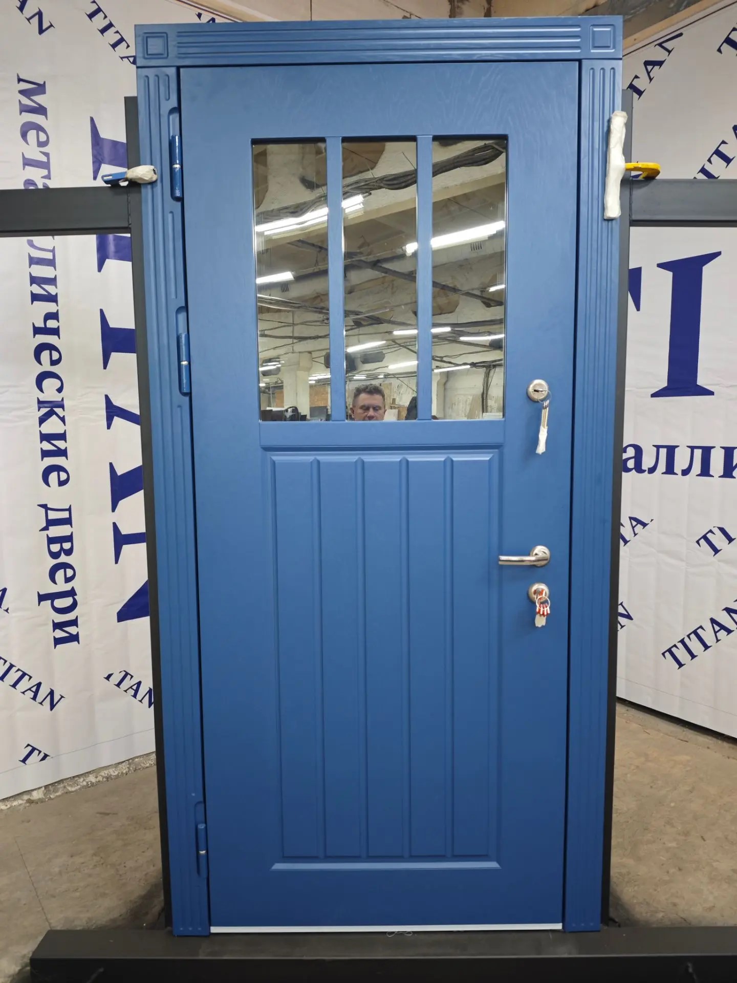 Уличная дверь «Сапфир» с окном в Мытищах — фото 3